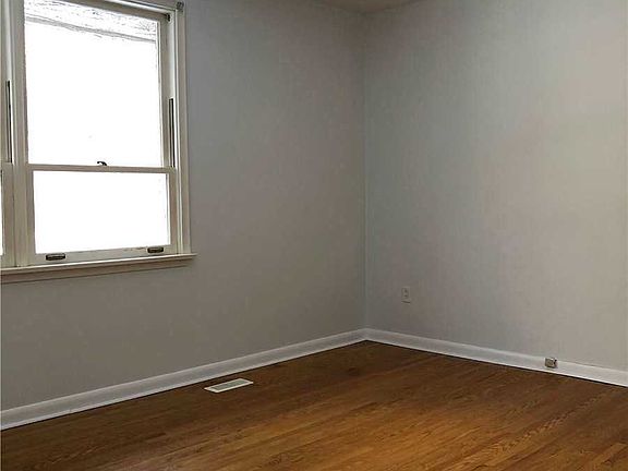 5th image of 15 York Valley Cres