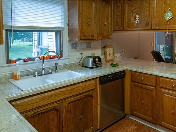 5th image of 7865 Sharon Dr