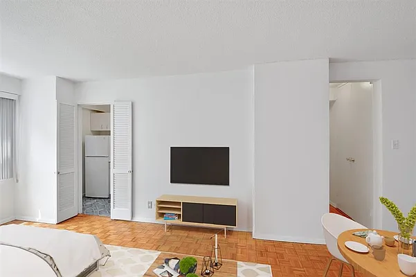 Sold by R New York | media 5