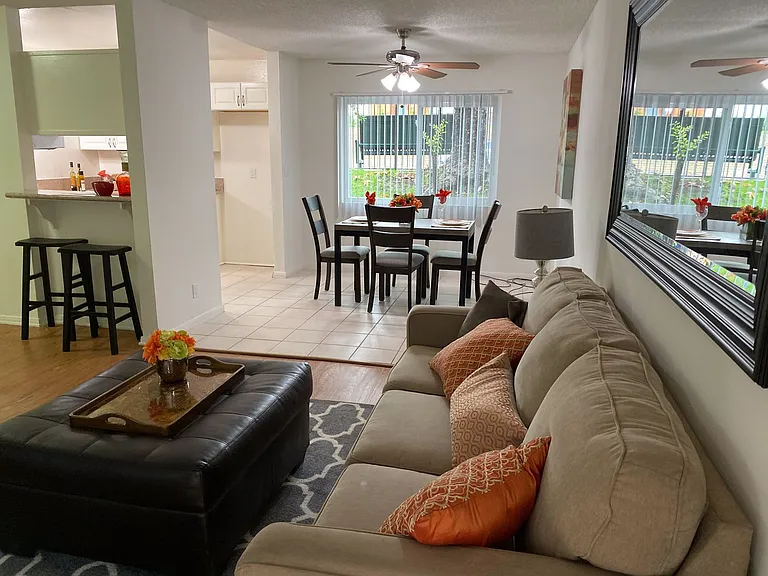 Topanga Apartments — Photo 7