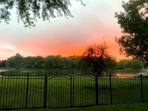 42 N Center St, South Elgin, IL 60177