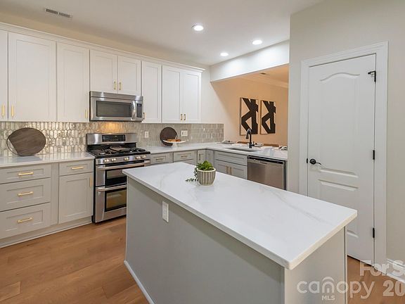 5th image of 9323 Bonnie Briar Cir