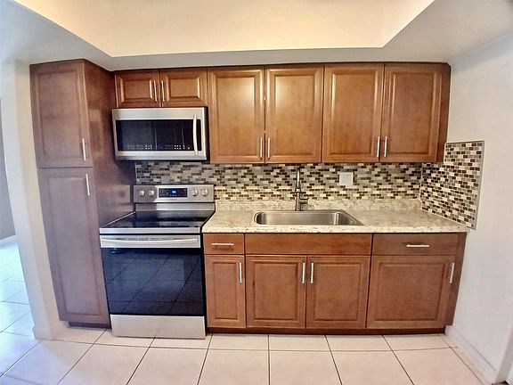 3rd image of 330 NW 205th Terrace