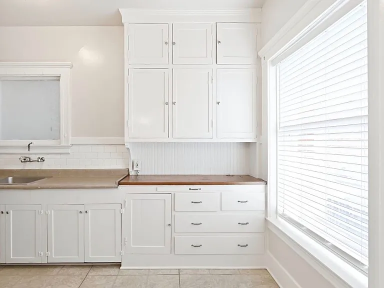 The Townsend Apartments, located at 1029 Oak Street, is a beautiful four-story, historic brick bu... — Photo 8