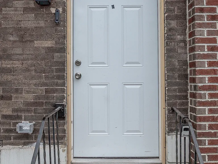 719 E 20th St — Photo 35