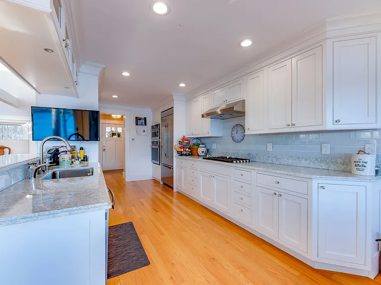 22 Wolf Swamp Ln — Photo 8