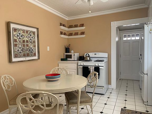 4th image of 1081 Poli St