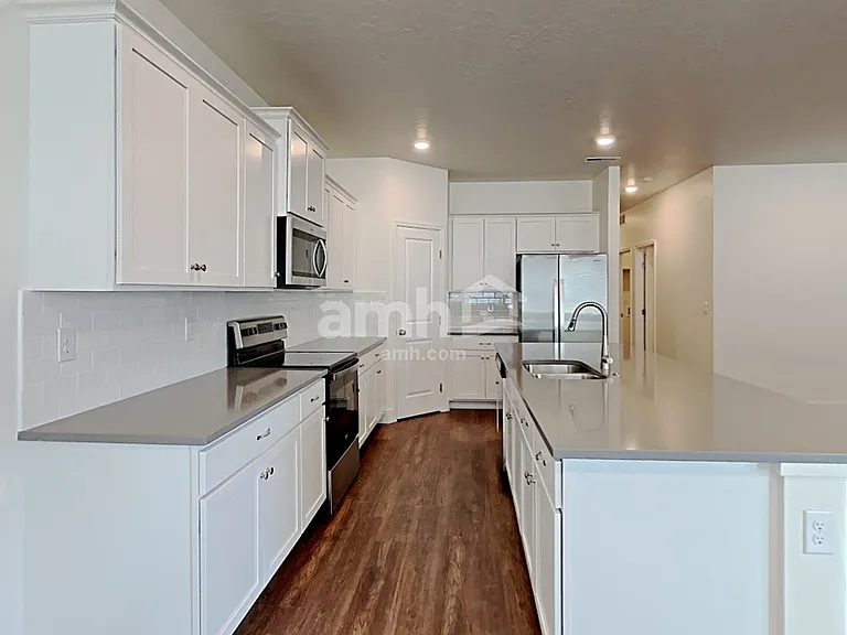 1890 N Montgomery Way — Photo 4