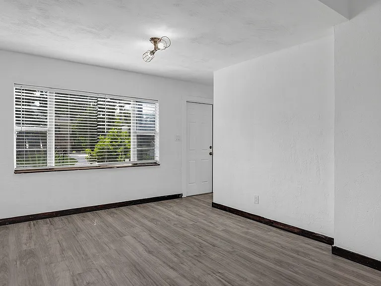 611 Marion St — Photo 17
