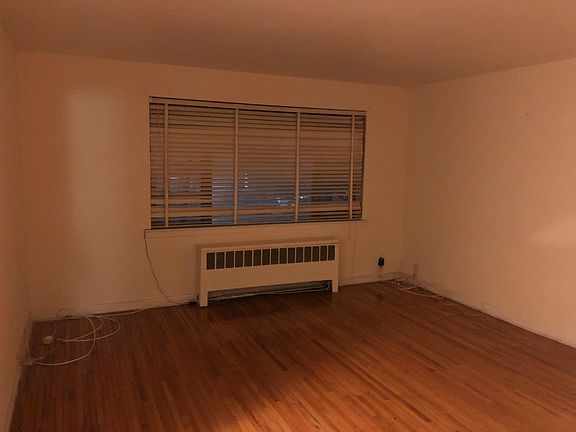 5th image of 210 E 238th St
