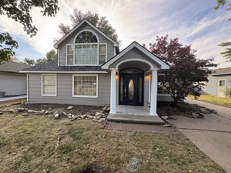 3007 S Mount Carmel Ave — Photo 1