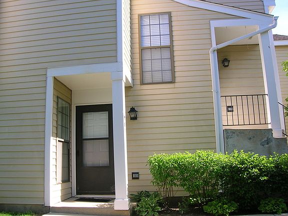 3rd image of 981 Westchester Cir