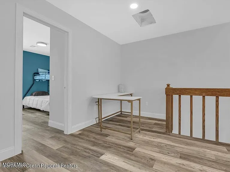 1143 Roe Ave — Photo 11