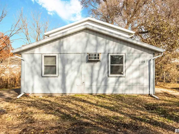 109 Henrietta St, Pekin, IL 61554