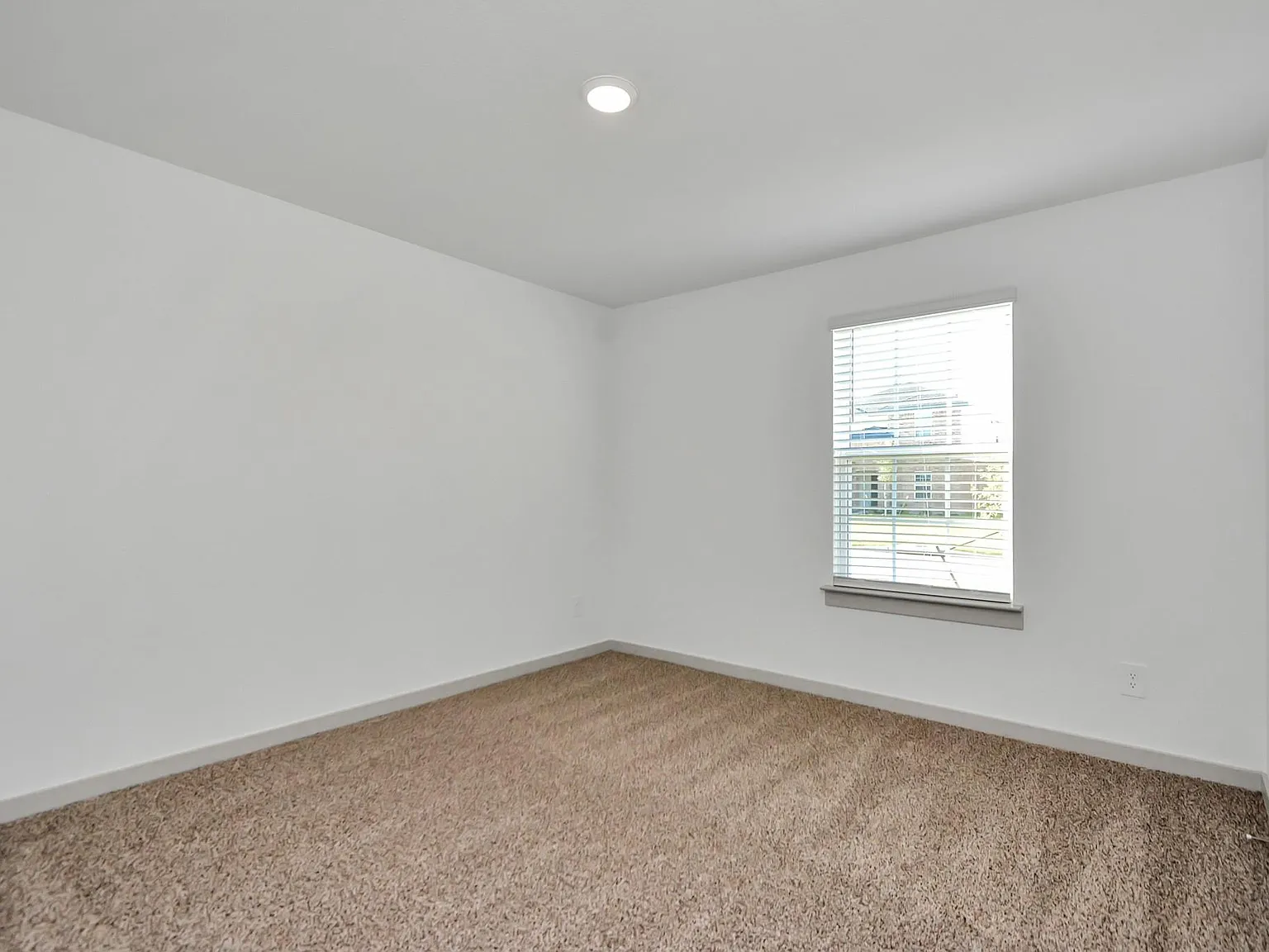 4 bed, 3.0 bath, 2221 sqft, $2,575 — Photo 3