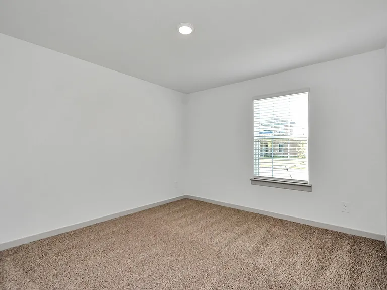 1114 Hughes Crossing Dr — Photo 3