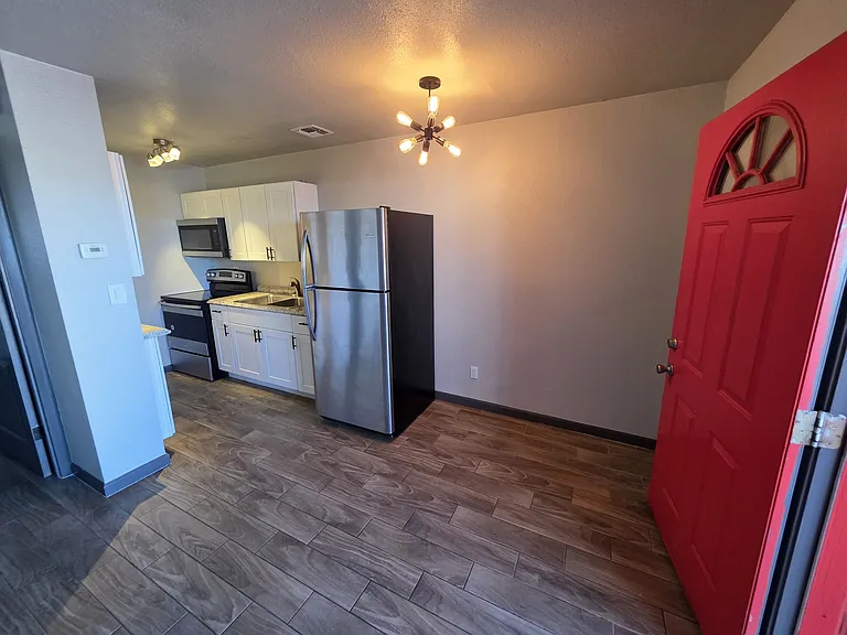 455 E Junction St #4 — Photo 1