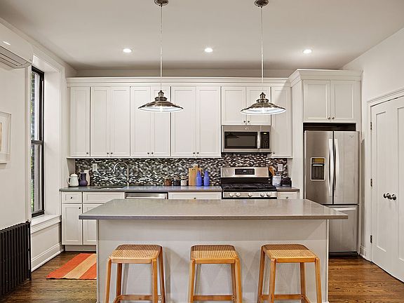 4th image of 19 Saint Johns Pl APT 1B