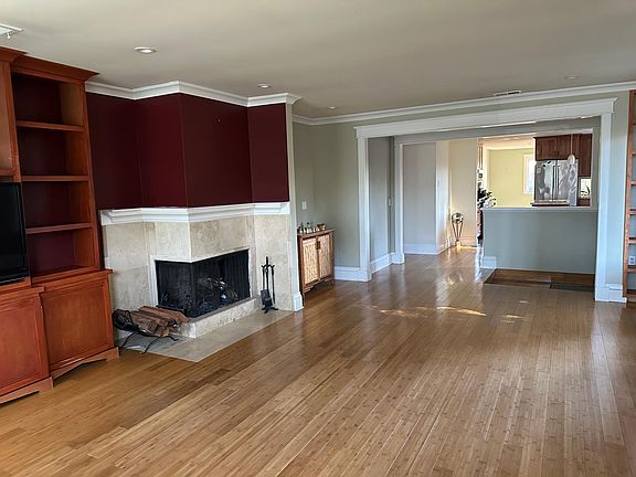 4th image of 249 Prince Albert Ct