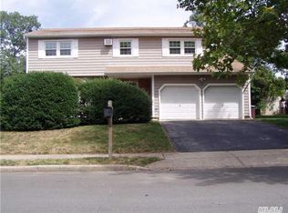 12 Bruno Ln, Dix Hills, NY 11746