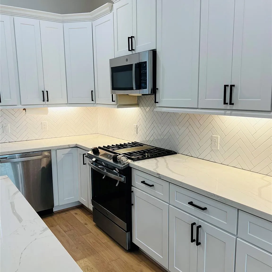 3 bed, 3.5 bath, 2150 sqft, $4,100 — Photo 3