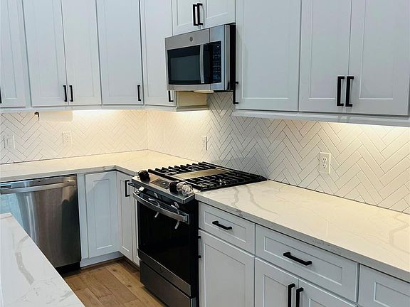 3rd image of 1103 W 15th 1/2 St #A