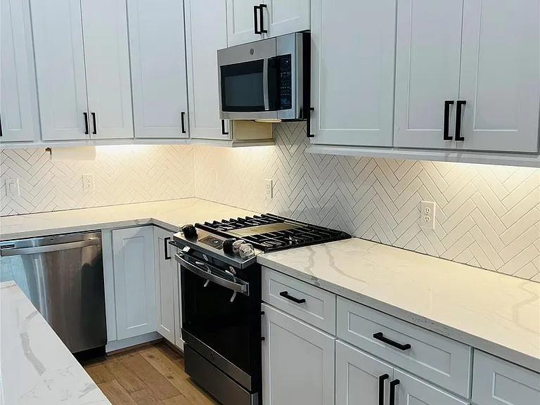 1103 W 15th 1/2 St #A — Photo 3