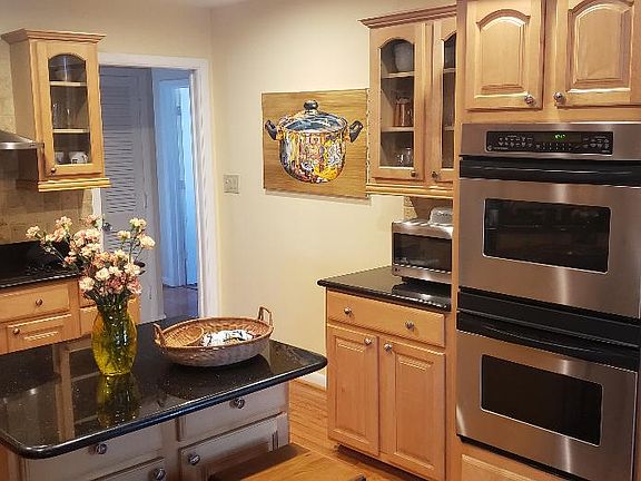3rd image of 280 Julia Cir N