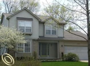 31037 Cedar Creek Dr, Farmington Hills, MI 48336