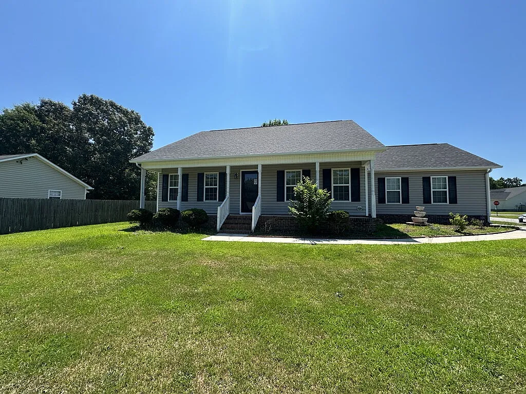 4 bed, 2.5 bath, 1785 sqft, $2,000 — Photo 1