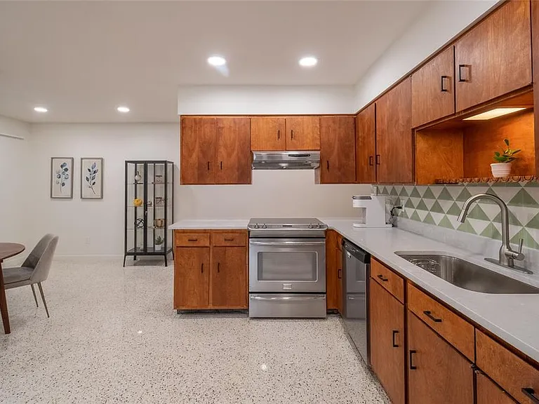 725 S Wilson Ave — Photo 5