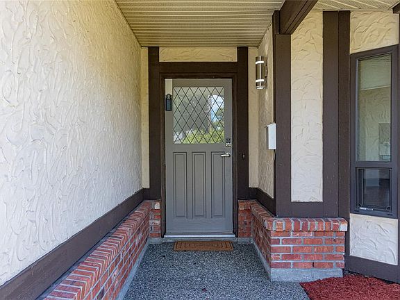 3rd image of 2827 Pickford Rd