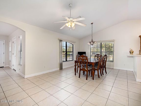 5th image of 678 Thomas Jefferson Ln