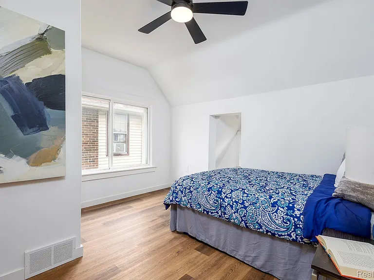 2744 Lawrence St — Photo 23