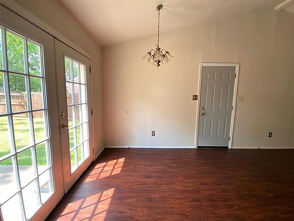 5th image of 615 Stonewall Dr