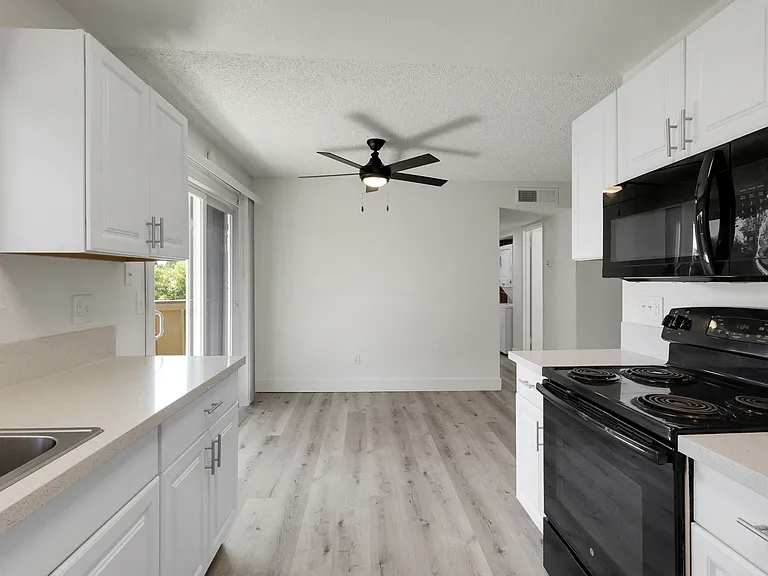 2x2-Kitchen/Dining Area