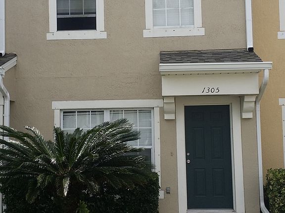 3rd image of 1305 Hampton Park Ln