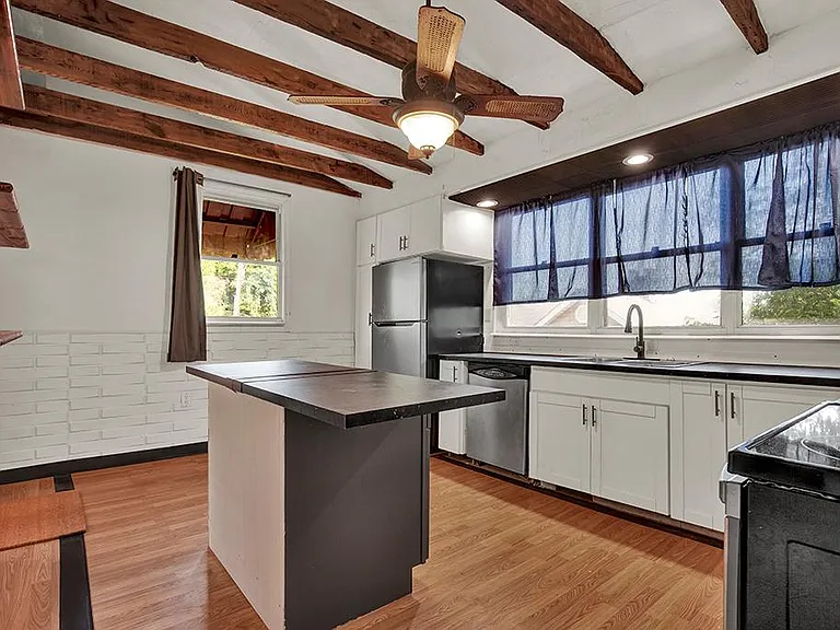 220 Crest Ave — Photo 16