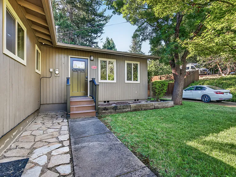 870 S Oregon St — Photo 3