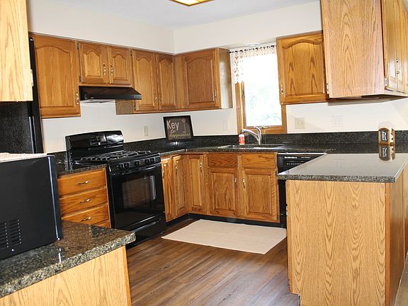 Kitchen w/granite countertop
