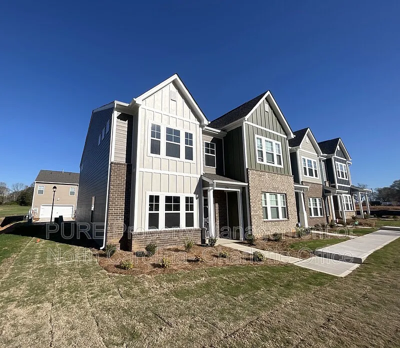 3 bed, 3.0 bath, 1700 sqft, $1,700 — Photo 3