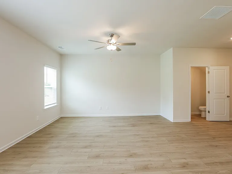 658 Mackenzie Cv — Photo 5