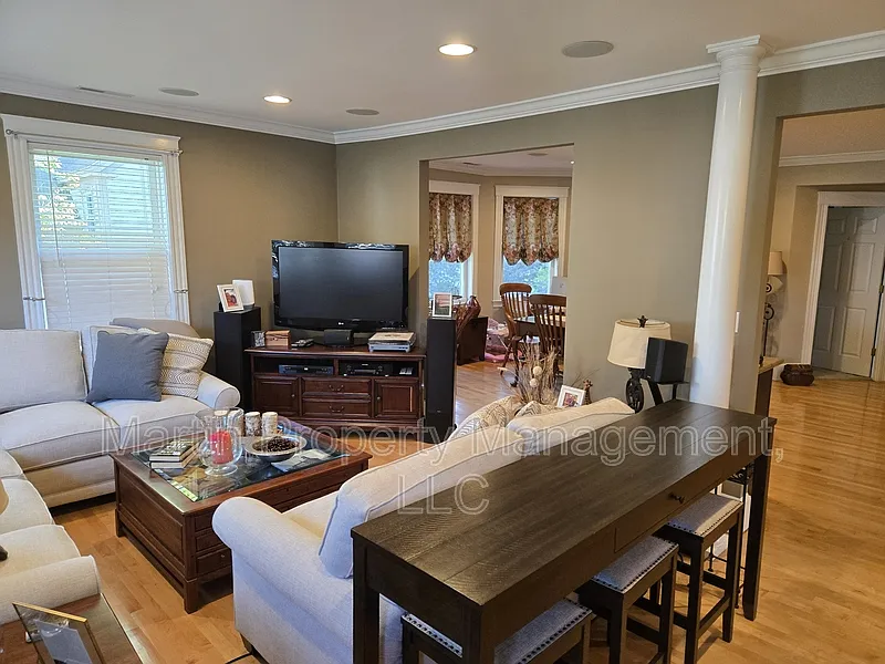 4 bed, 2.0 bath, 2208 sqft, $5,000 — Photo 4