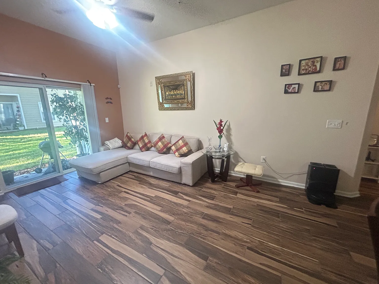 3 bed, 1284 sqft, $1,900 — Photo 3