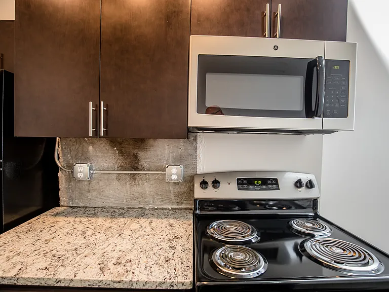 Park Plaza Apartments — Photo 9