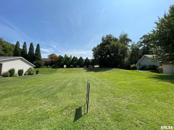 12 Foxwood Dr, Rock Island, IL 61201