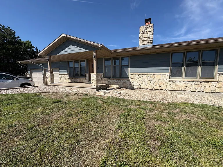 4676 N Dwight Dr — Photo 3