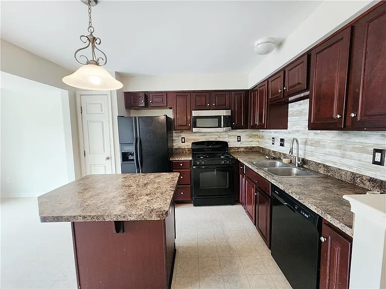 1073 Sparrow Way — Photo 8