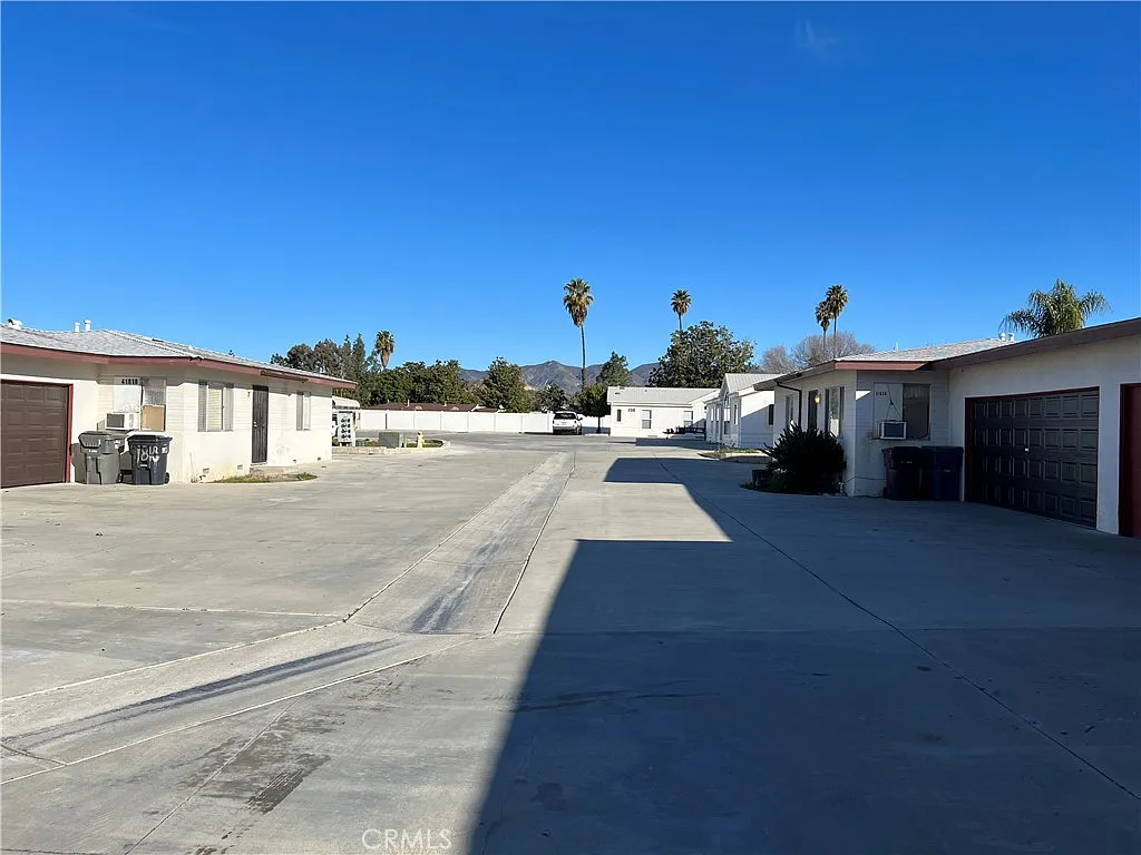 2 bed, 1000 sqft, $1,800 — Photo 1