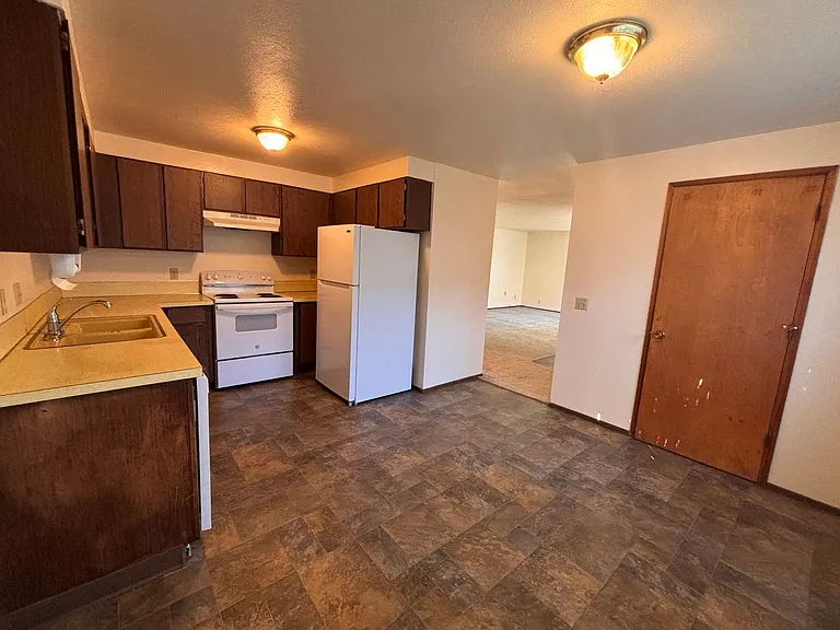 595 NW Oak Ave — Photo 8